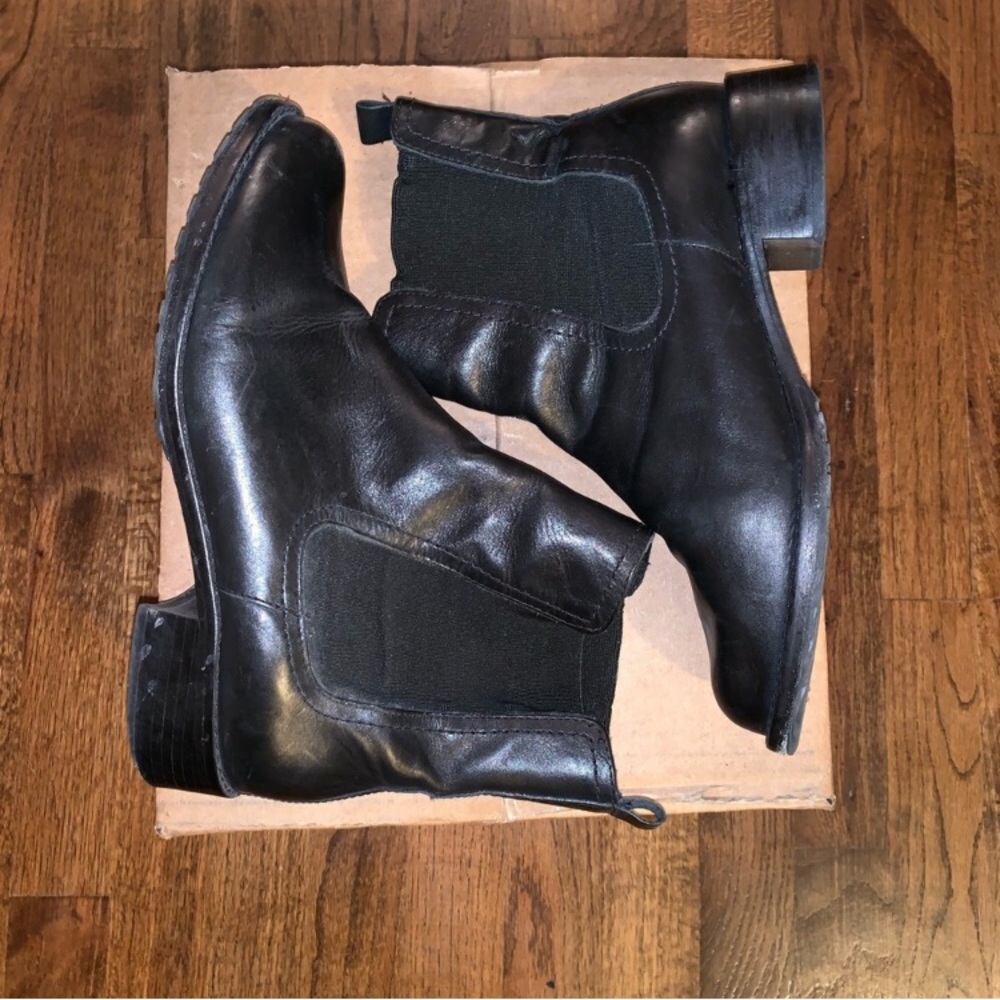 LAST CHANCE Donald j. Pliner Chelsea boots